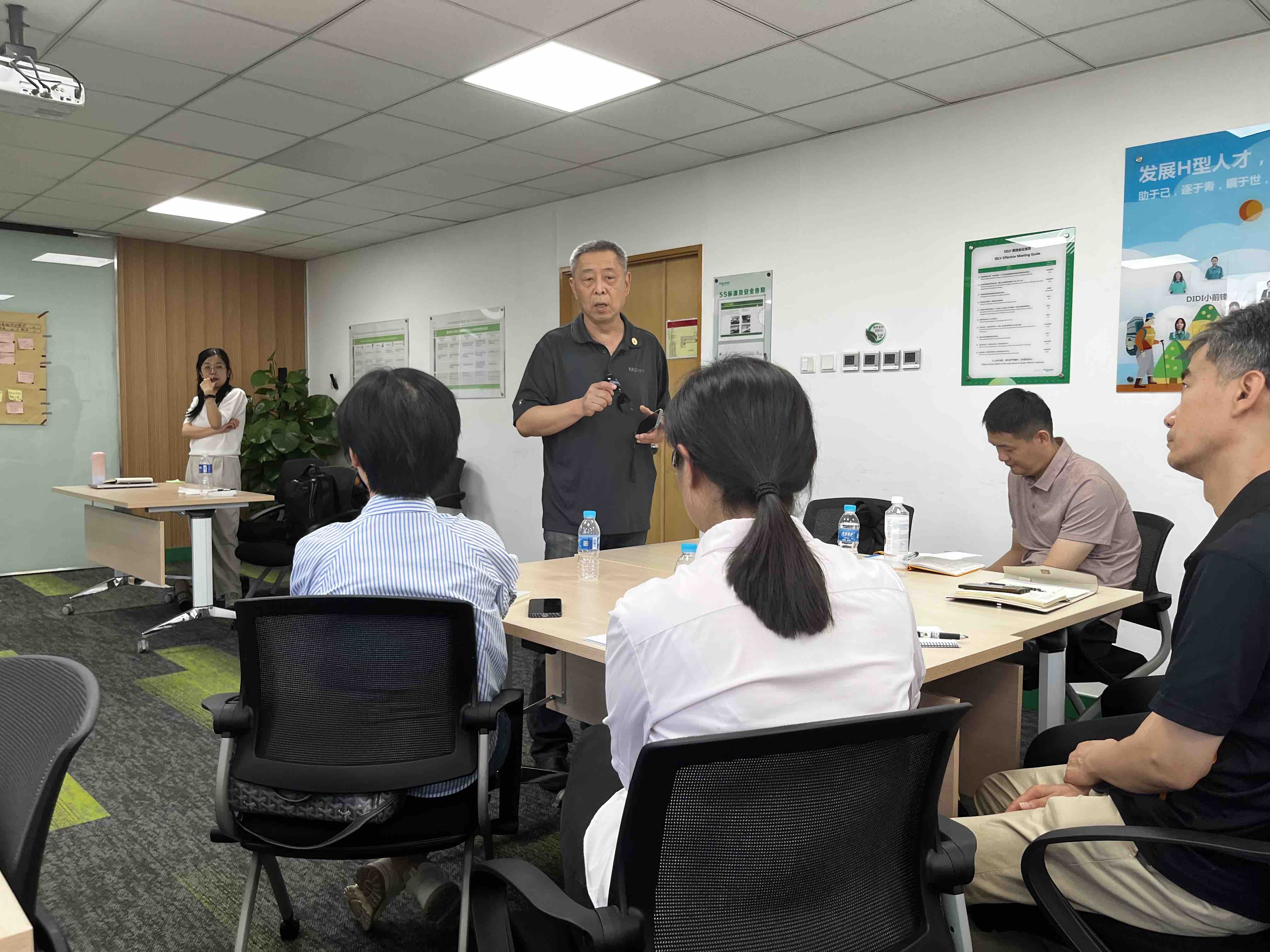 往期研学团闭门研讨合影